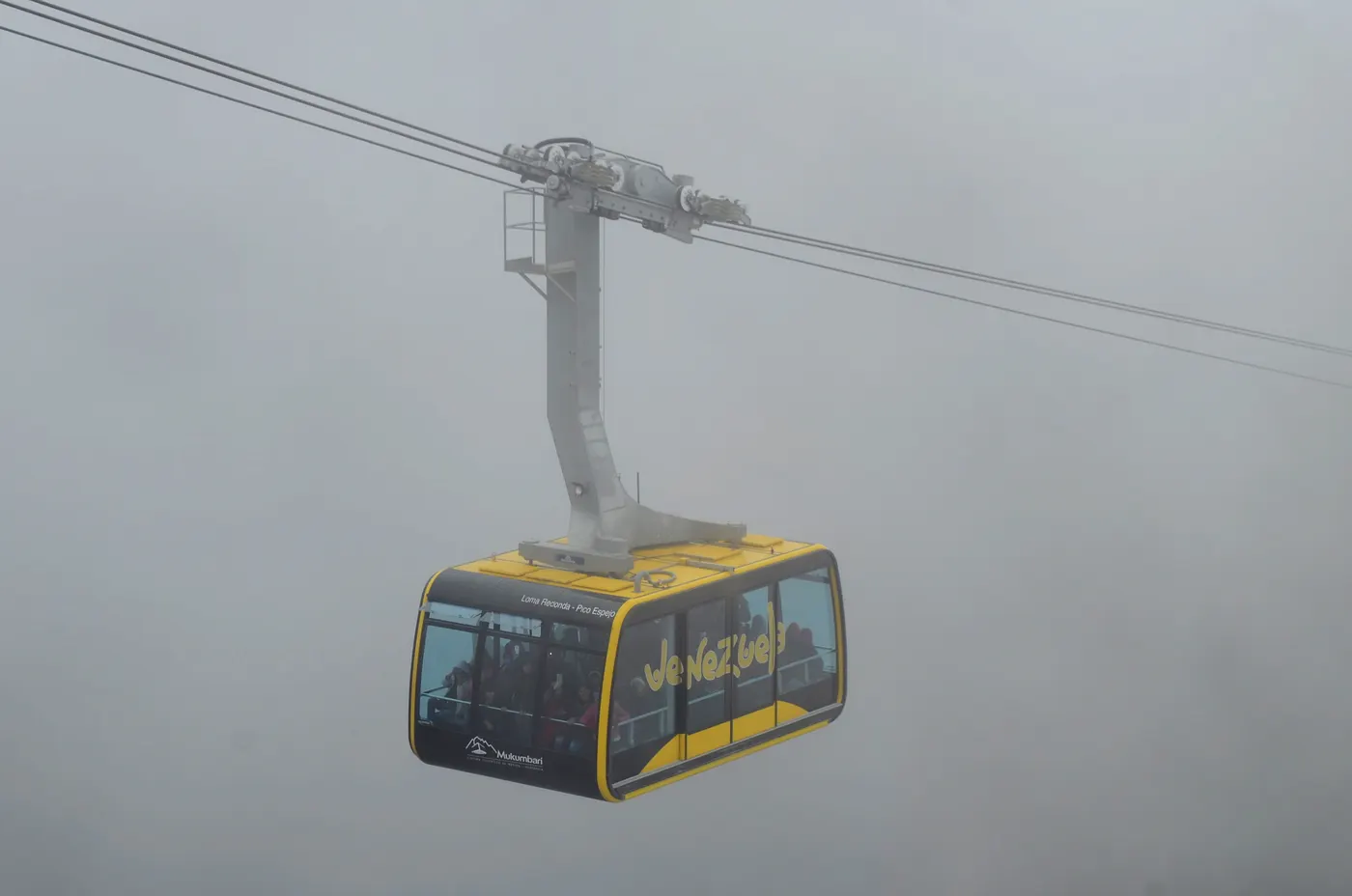 Teleférico Mukumbarí sobre las nubes